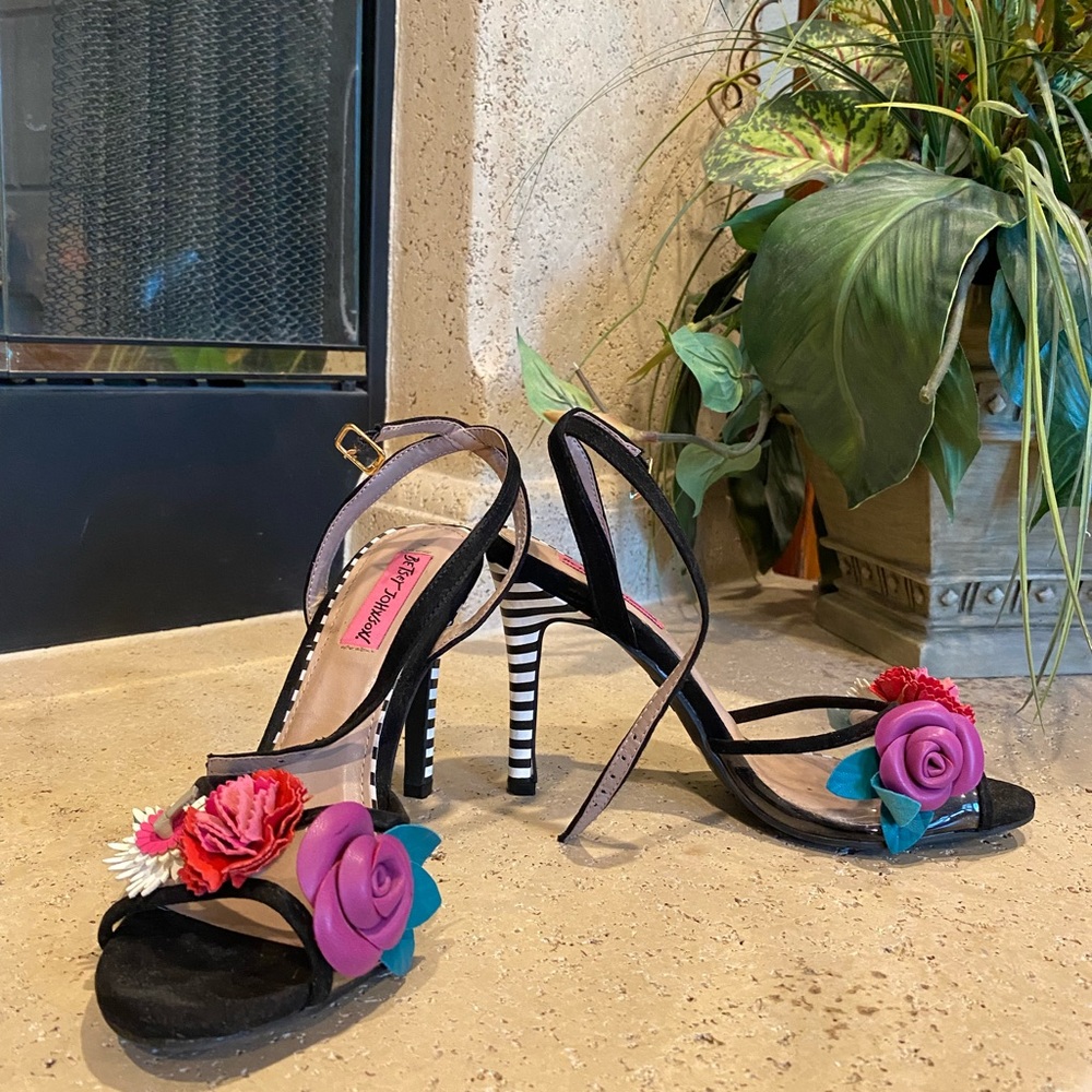 Beautiful Betsey Johnson Heels. - Picture 2 of 5